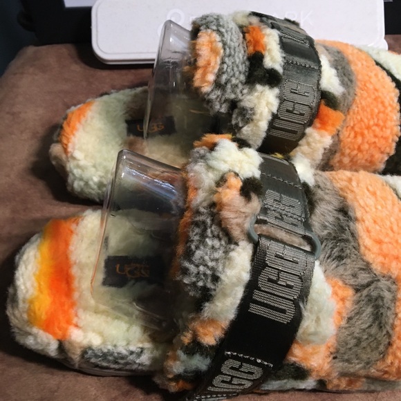 UGG NIB AUTHENTIC FLUFF IT CALI COLLAGE OLIVE UNISEX SLIPPERS - Picture 4 of 16